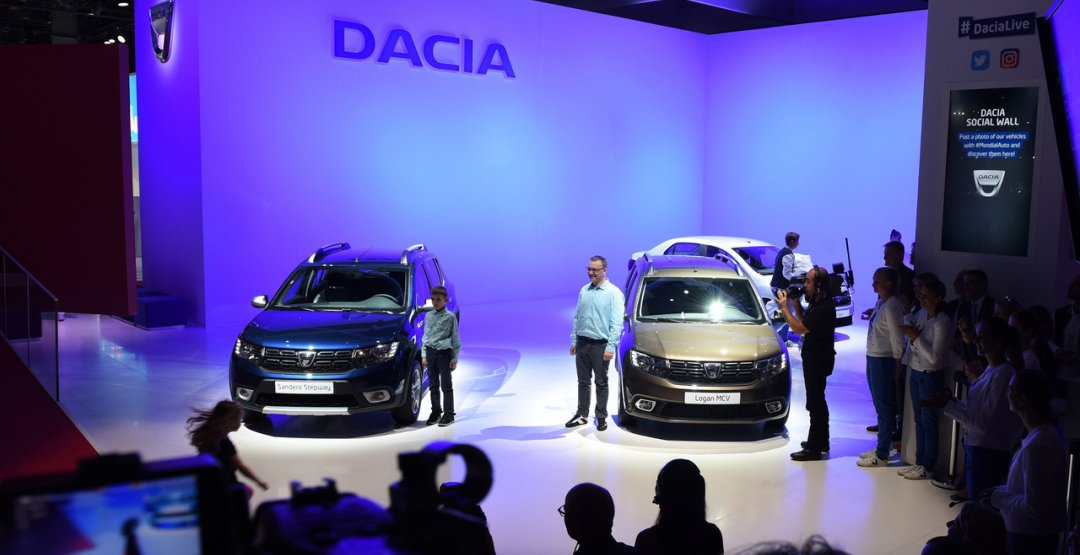 Dacia Logan MCV ve Sandero Stepway, 2016 Paris Otomobil Fuarı sahnesinde